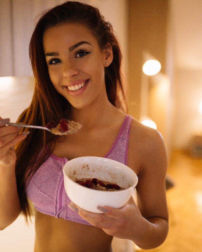 fit-girl-eating-her-healthy-breakfast-JBD8BC6